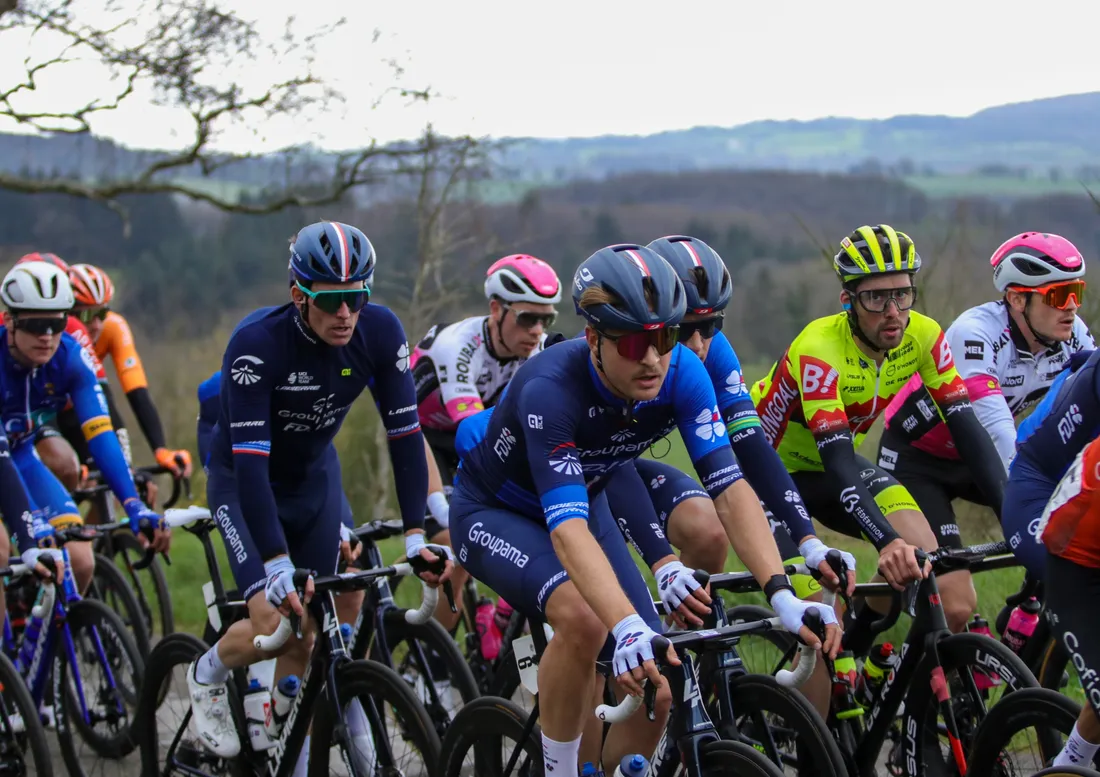 Le peloton sur les pentes du Montaigu.