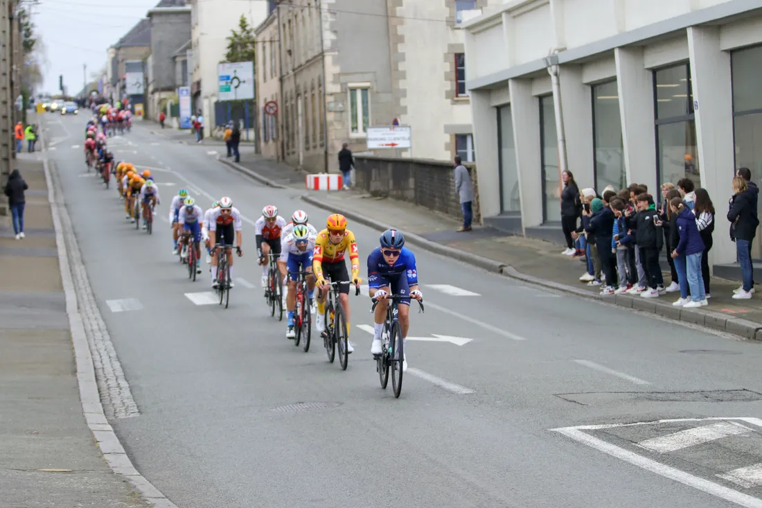 Le peloton a traversé toute la ville de Mayenne.