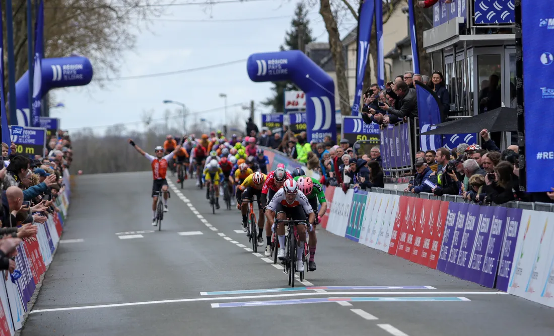Bryan Coquard à la lutte avec le maillot vert dans le sprint final.