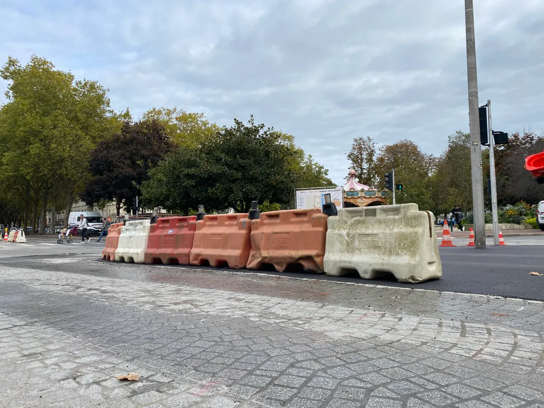 Les travaux ont commencé devant le parvis de la mairie de Laval.
