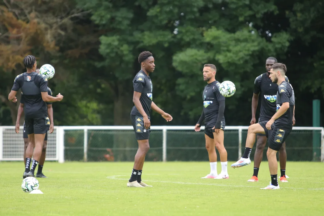 Owen Kouassi (au centre), a signé son premier contrat professionnel à Laval.