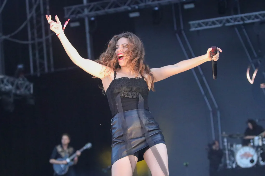 Adé a chanté ses tubes sur la scène du Château.