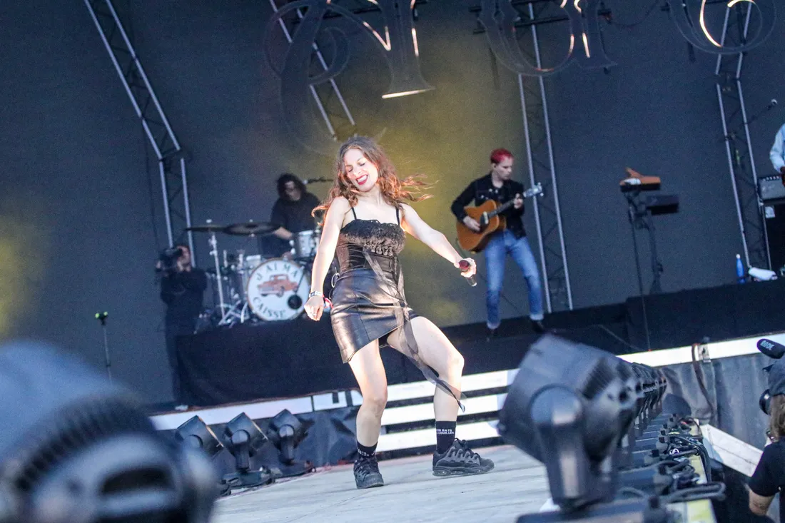 La chanteuse Adé a mis le feu vendredi soir.