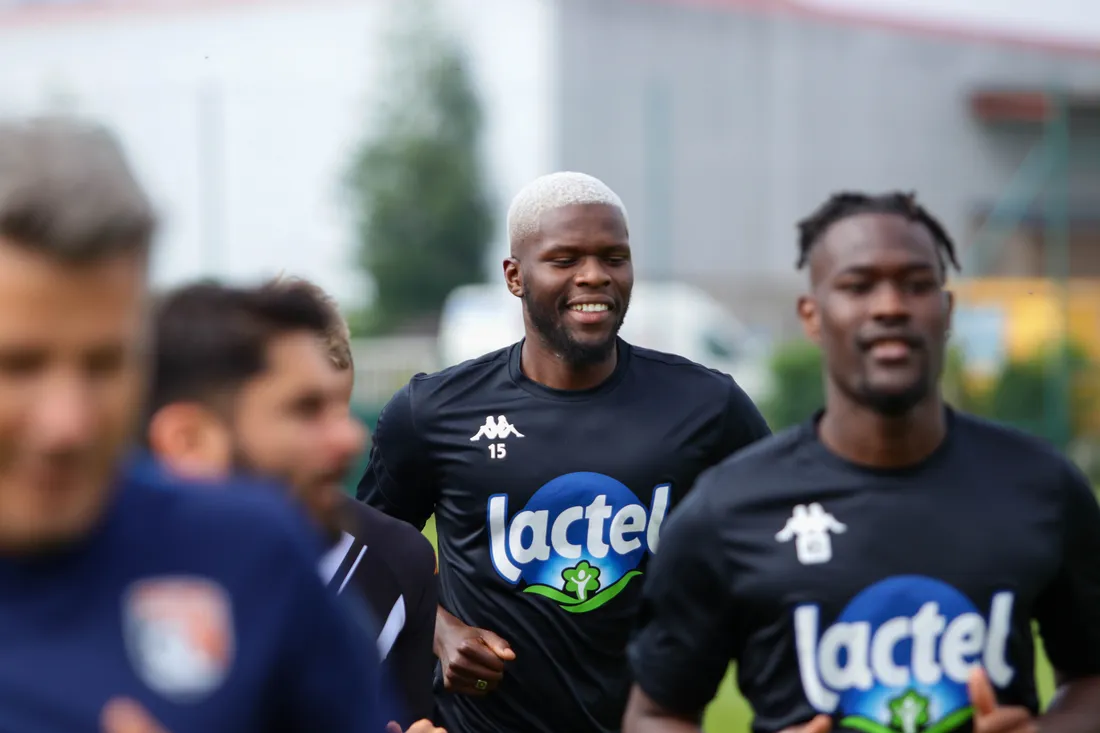 Djibril Diaw (au centre) démarre ce matin sous les couleurs lavalloises