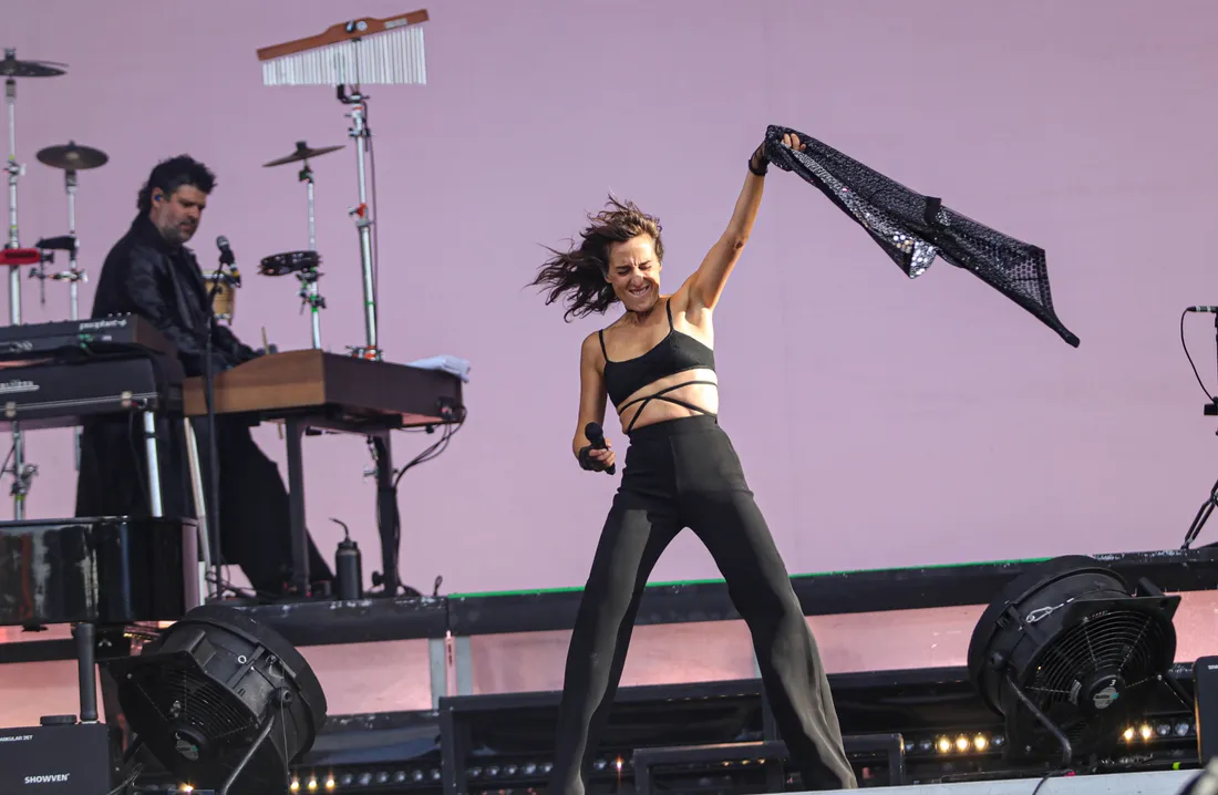 La très énergique Juliette Armanet a fait danser le public du V and B Fest' 2023.