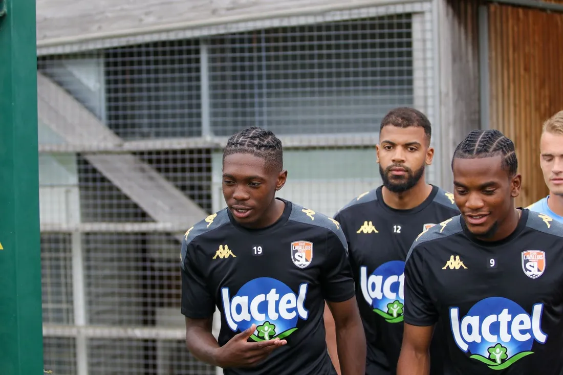 Junior Kadilé (à droite) aux côtés de Noa Mumpemba (à gauche)