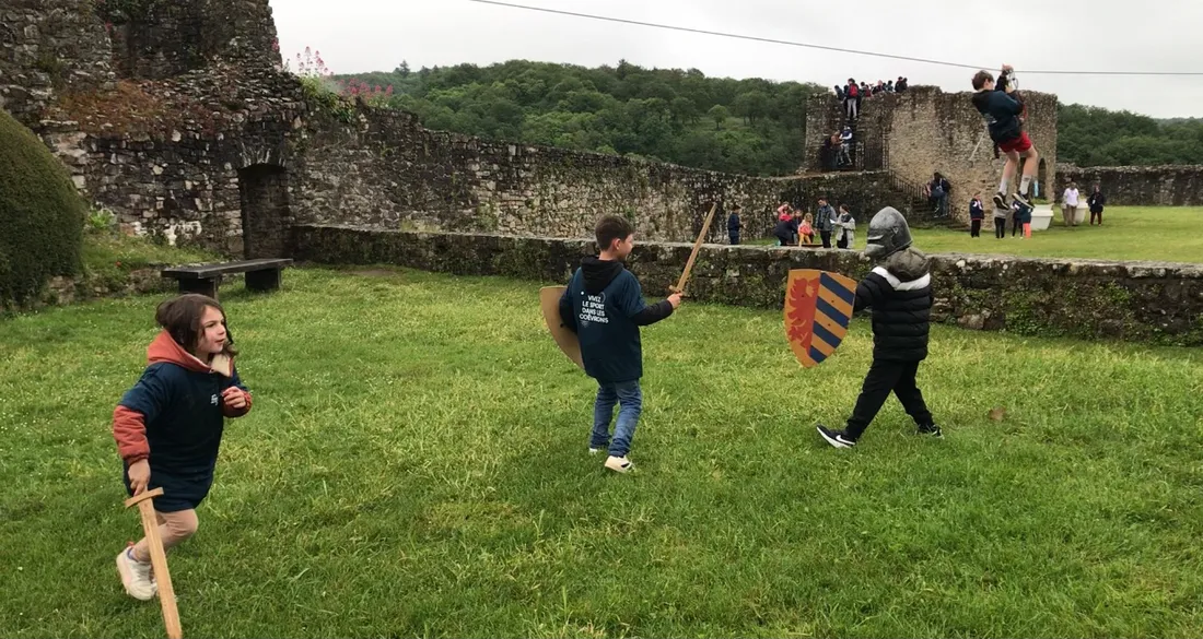 Des enfants se sont transformés en guerriers du Moyen-Âge. 