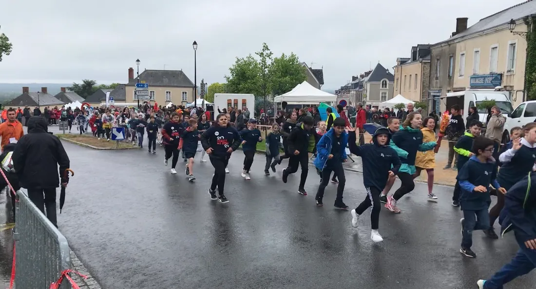 Des jeunes scolarisés se sont rendus à la cité médiévale avec une reproduction de la Flamme. 