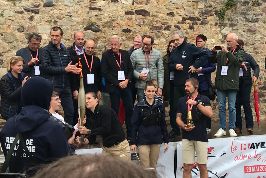 La Flamme olympique s'est éteinte une fois la lanterne allumée. 