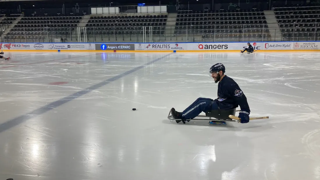 L'attaquant des Ducs d'Angers Robin Gaborit s'est essayé au para-hockey
