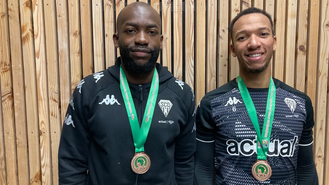 Stéphane Bahoken et Enzo Ebosse, fiers de leur médaille 
