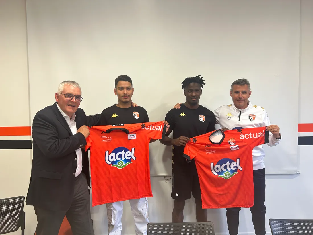 Amin Cherni (à gauche) et Peter Ouaneh entourés du président Lairy et du coach Frapolli.