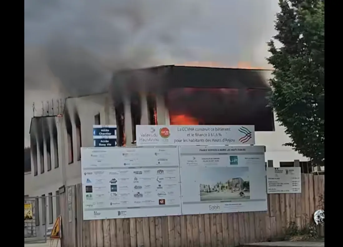 Incendie mairie Les Hauts d'Anjou_12 05 25_AVC
