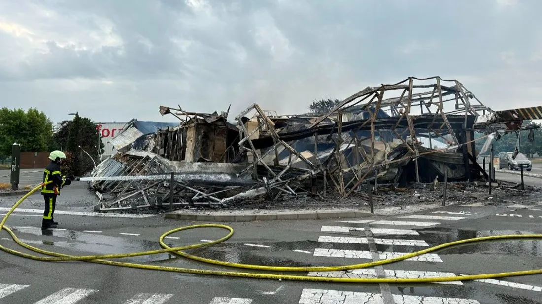 Mac Do Laval incendie Nahel Saint Nicolas_29 06 23_Twitter - Olivier Richefou