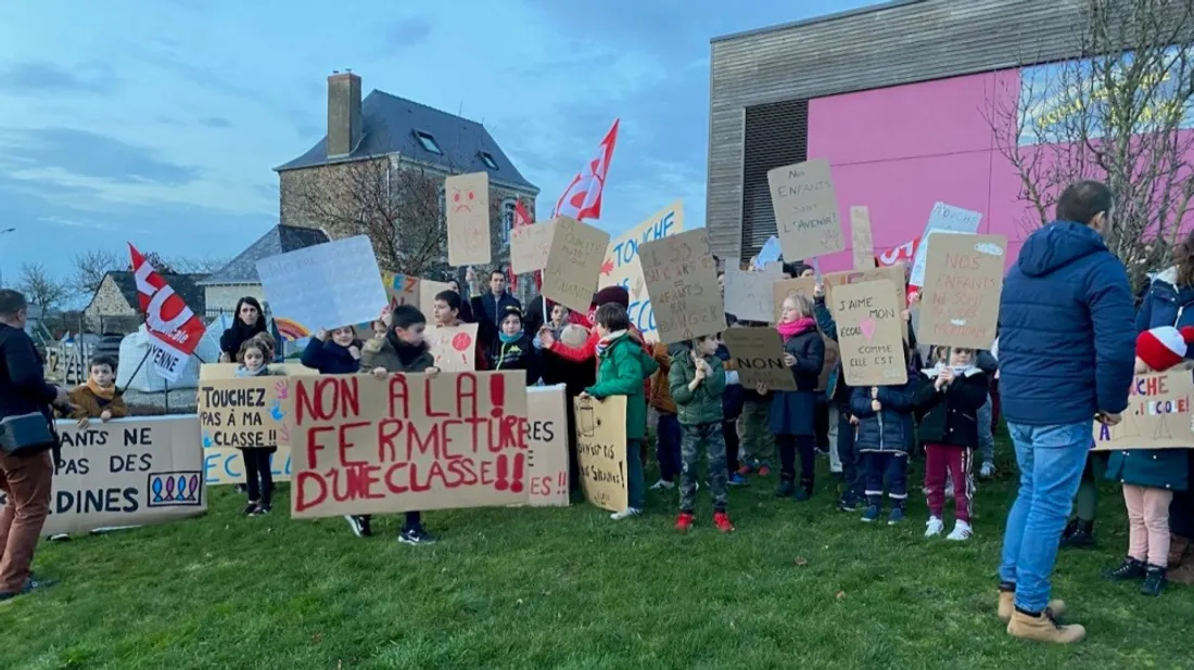 Manif école RPI Ruillé fermeture de classe_29 01 24_Comité de défense écoles de Ruillé et Villiers