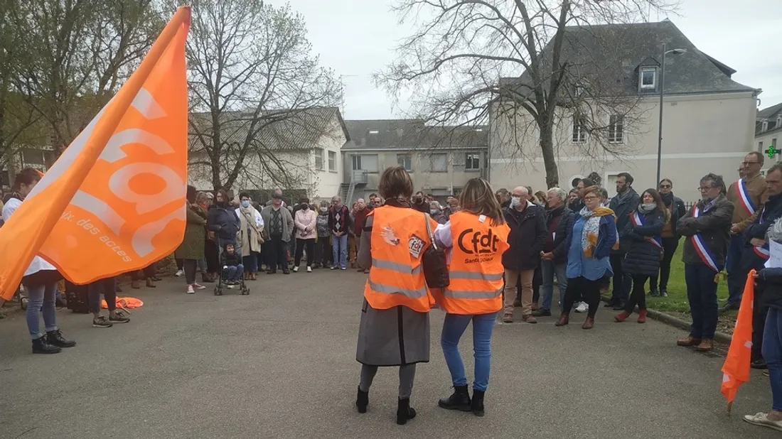 Manif hopital Pouance foule élus_04 04 22_CJ