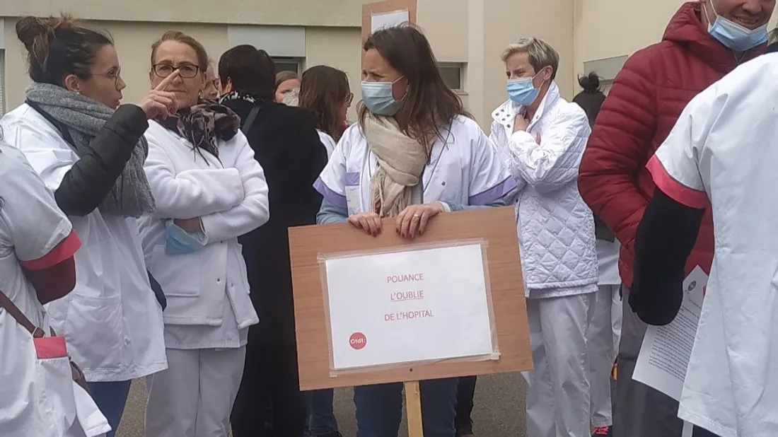 Manif hopital Pouance panneau oublié_04 04 22_CJ