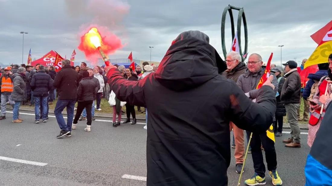 Manif retraites Laval rond point du Zoom_07 03 23_Cyprien Legeay