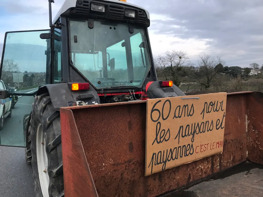 Manif retraites Segré tracteur Conf Paysanne_07 03 23_Coralie Juret