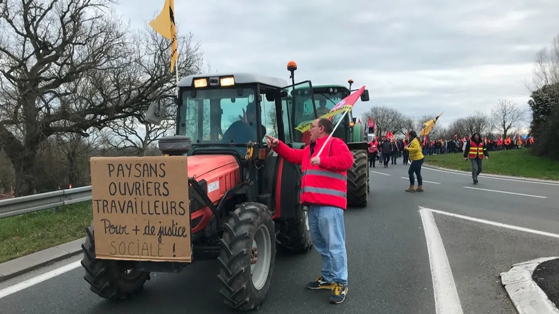 Trois tracteurs ont guidé le cortège segréen ce mardi 7 mars au rond-point de l'Europe.