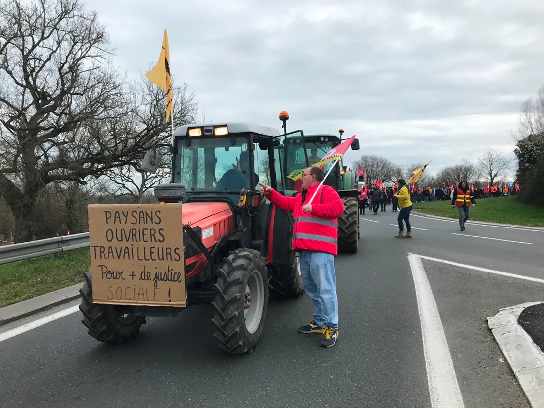 Trois tracteurs ont guidé le cortège segréen ce mardi 7 mars au rond-point de l'Europe.