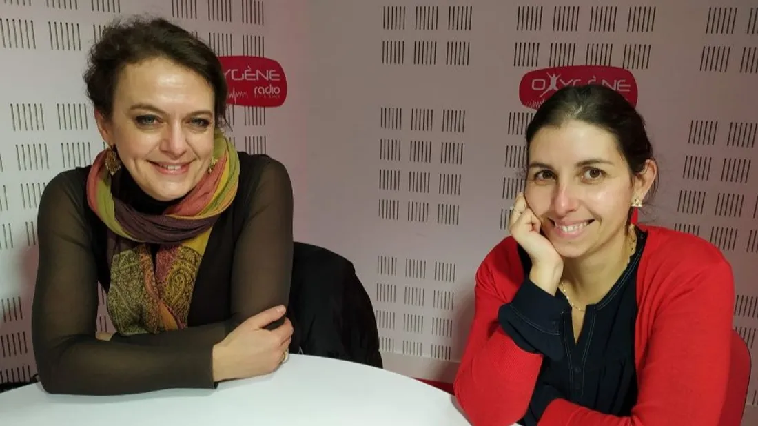 Maud Lorant et Nina Fruchard-Houdmon des Petits Pas reçoivent les parents de Laval Agglo et Renazé.