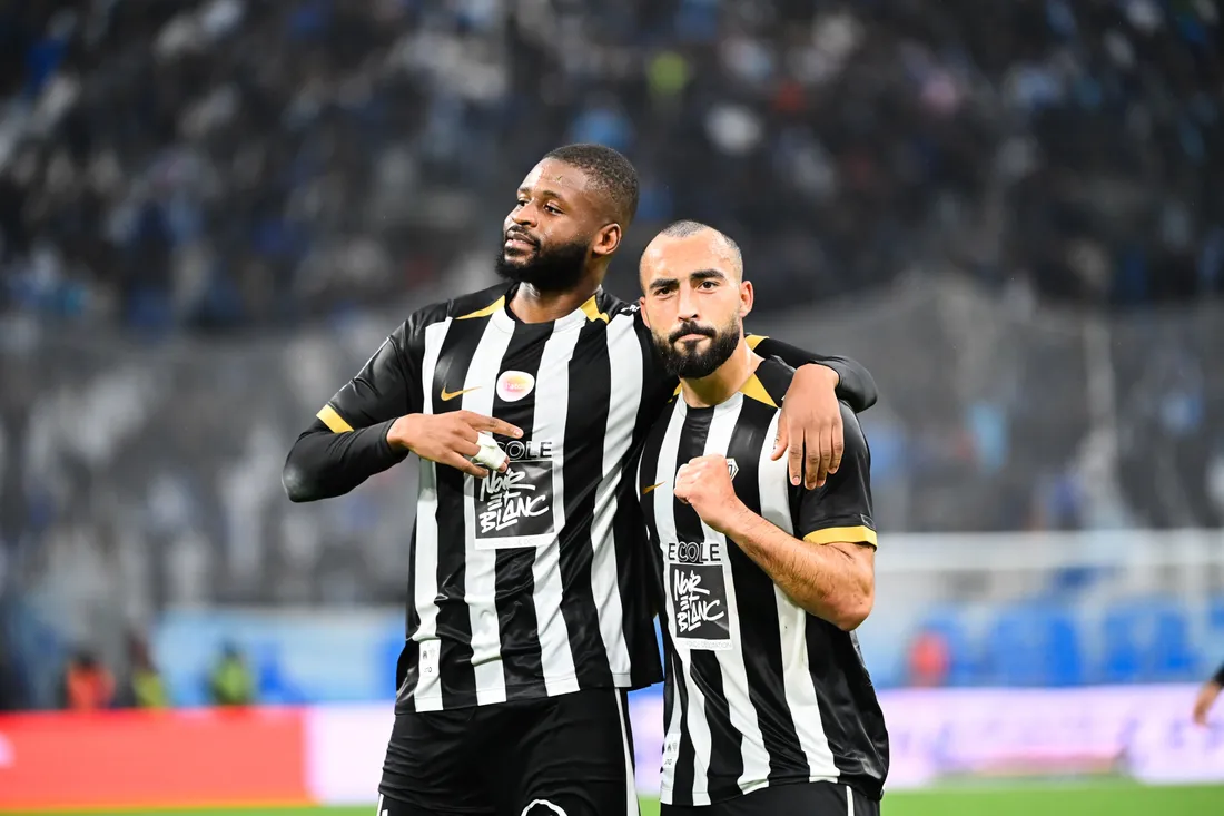 Himad Abdelli, ici avec Ousmane Camara, pourrait quitter Angers dès cet hiver.