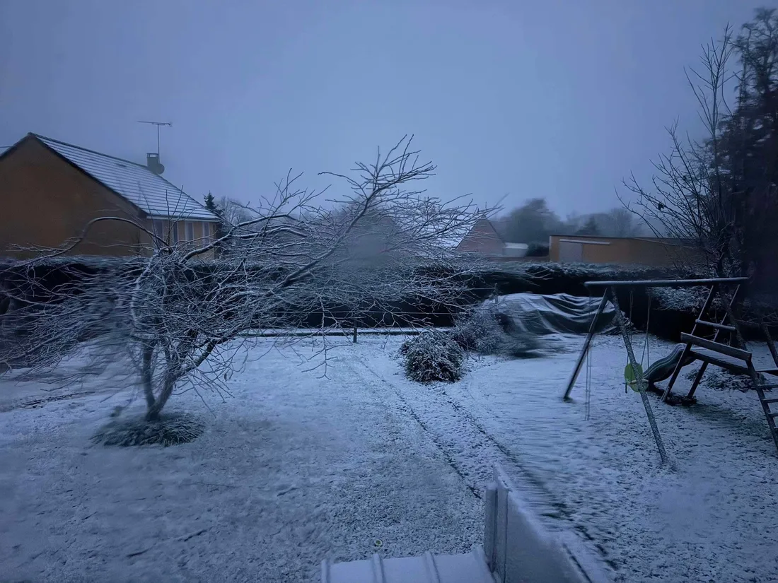 La neige prend de l'ampleur comme ici à Châlons-du-Maine. 