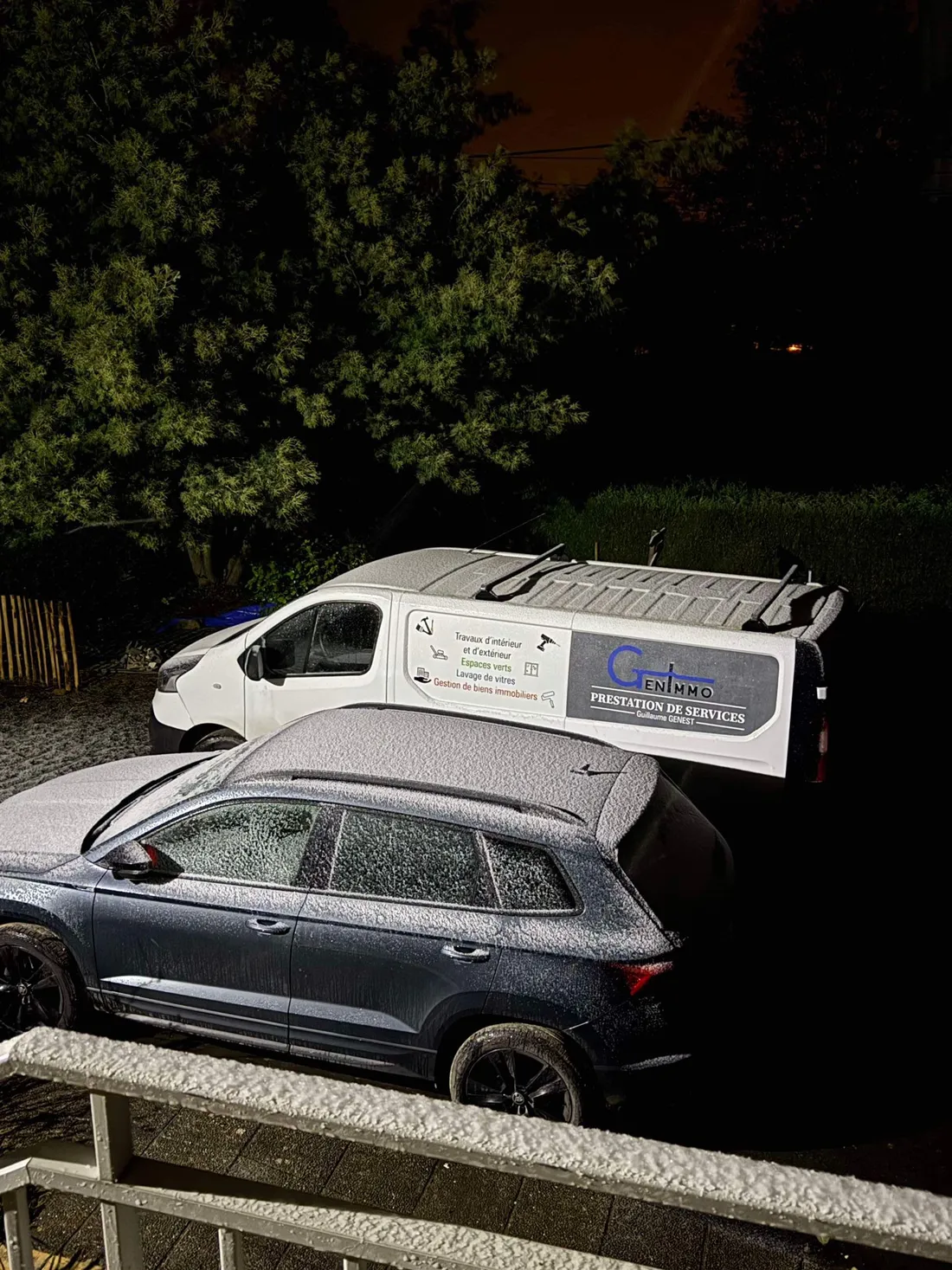 La neige commence à couvrir les véhicules et habitations, ici à Châlons-du-Maine. 