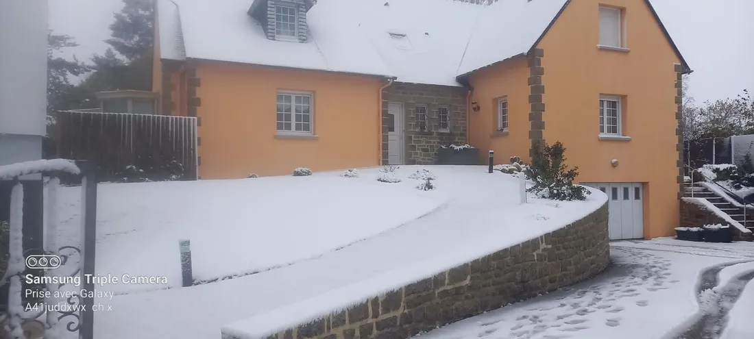 Cette maison à Gorron a été aussi impactée par la neige. 
