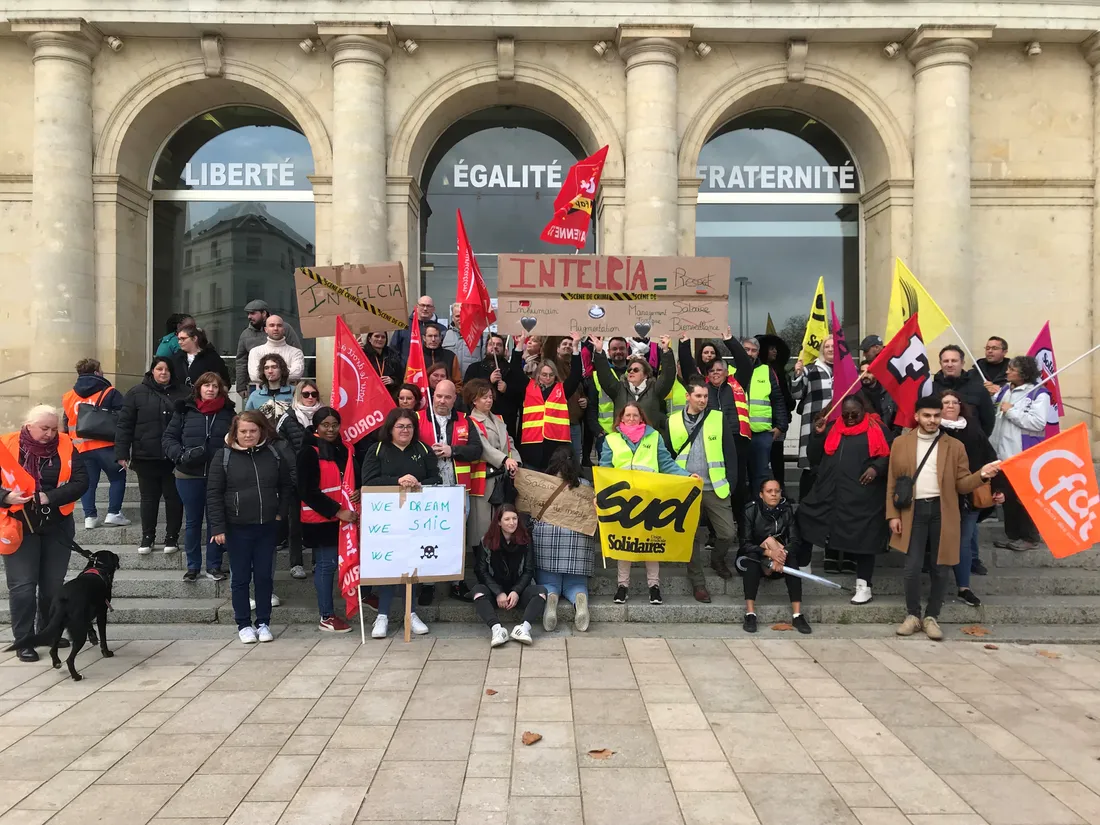 Les syndicats ont revendiqué l'augmentation des salaires pour les employés d'Intelcia. 