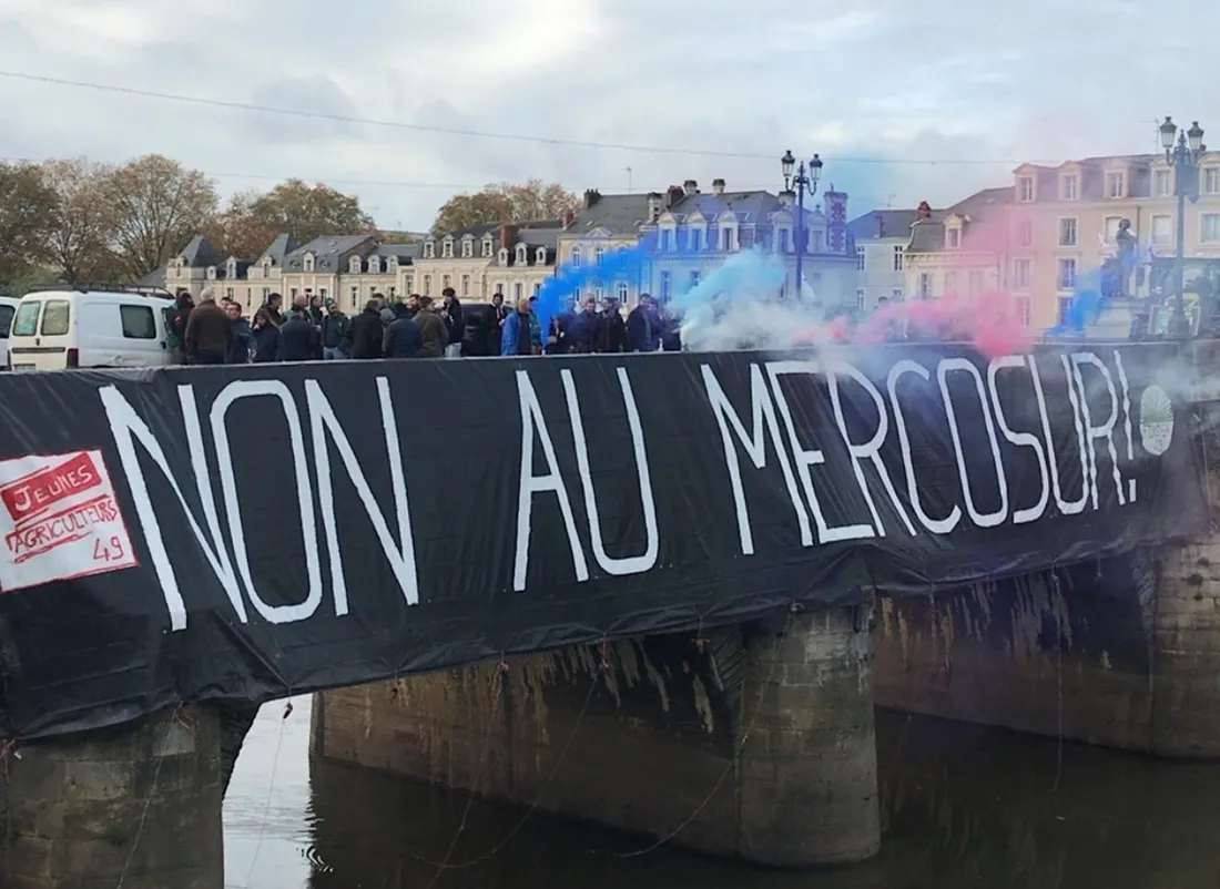 Une centaine d'agriculteurs et deux tracteurs étaient mobilisés sur le Pont de Verdun à Angers. 