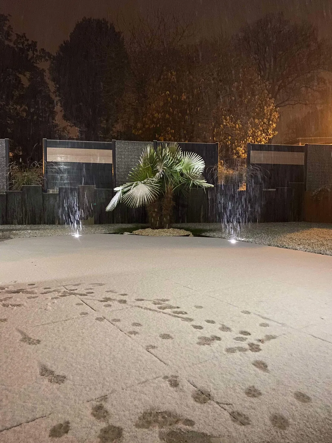 Ici à Mayenne, la neige tombe sur la terrasse et le jardin de ce logement. 