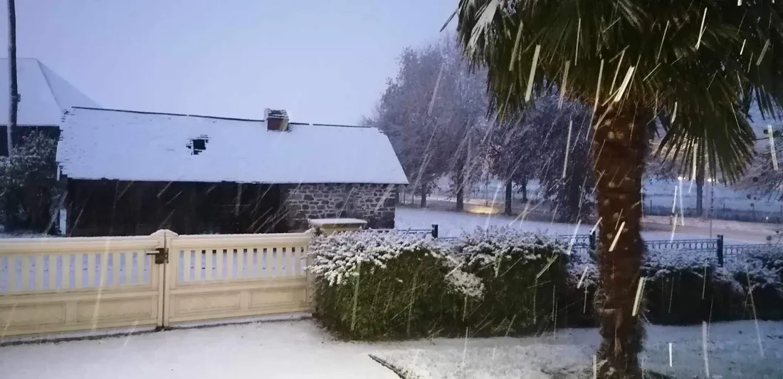 Tout le département est très touché par ces chutes de neiges, comme ici à Mayenne. 