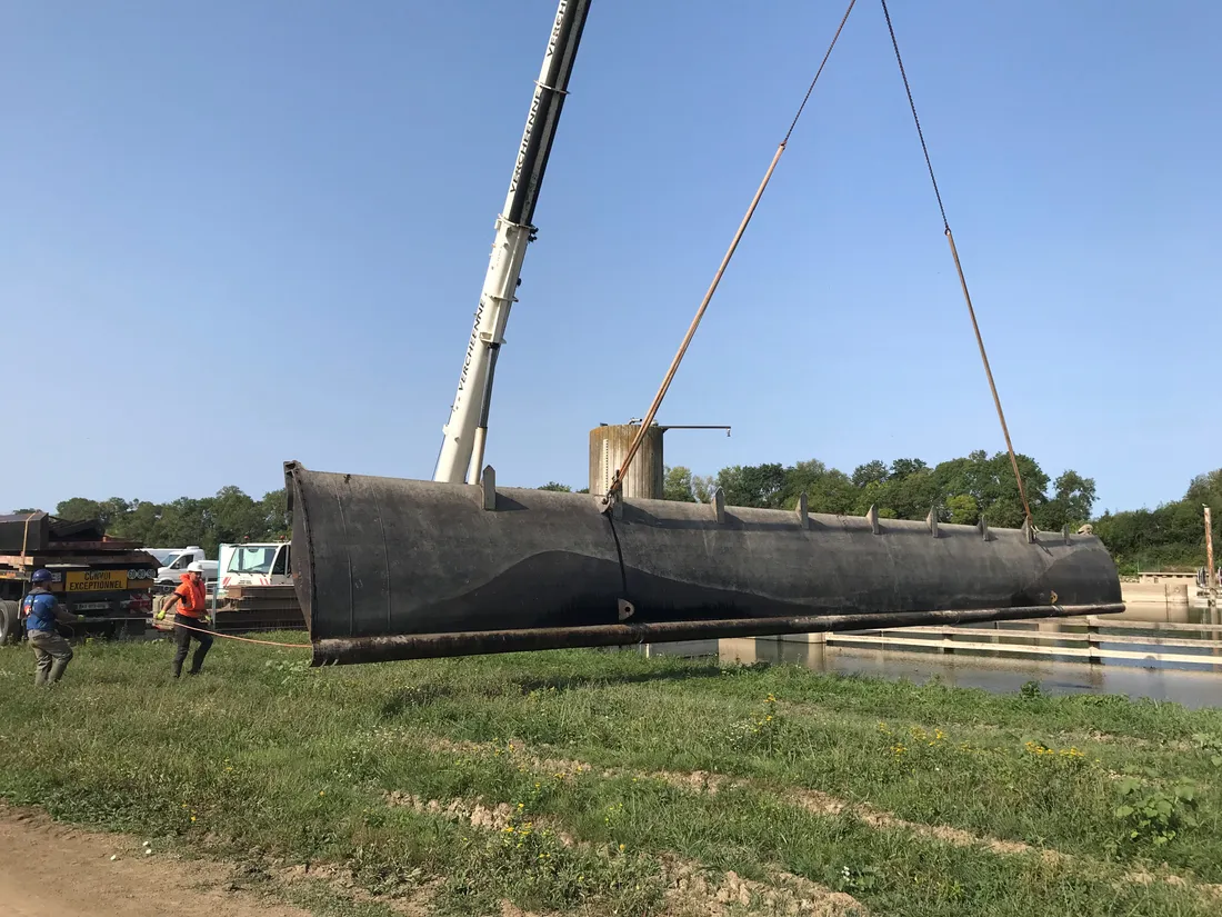 Long de 105 mètres, ce seuil comprend quatre clapets mesurant chacun plus de 25 mètres. 