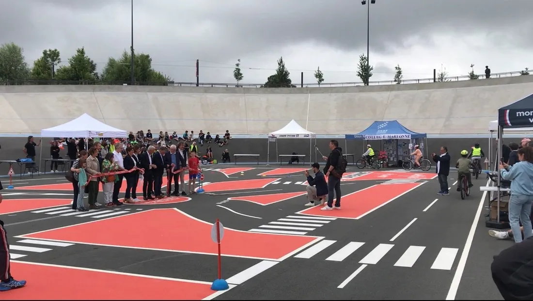350 enfants étaient présents sur la piste Savoir Rouler à Vélo dans le vélodrome à Laval.