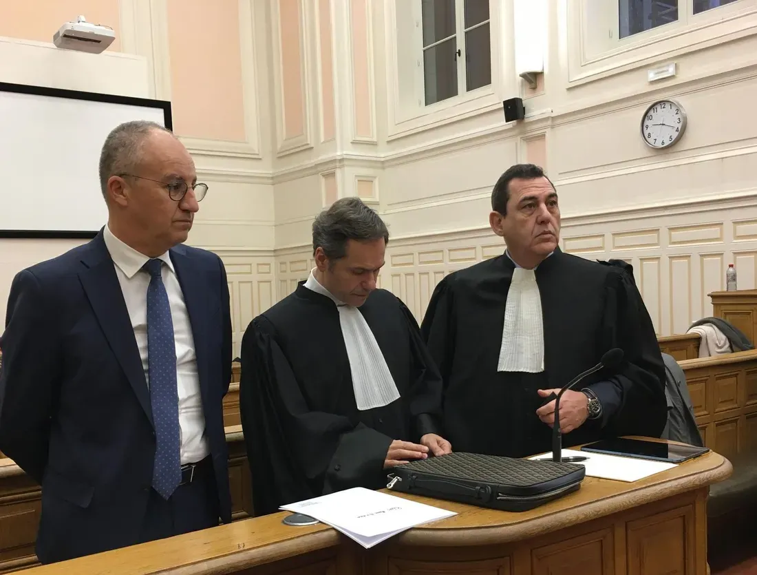 Saïd Chabane et ses avocats lors du procès en première instance.