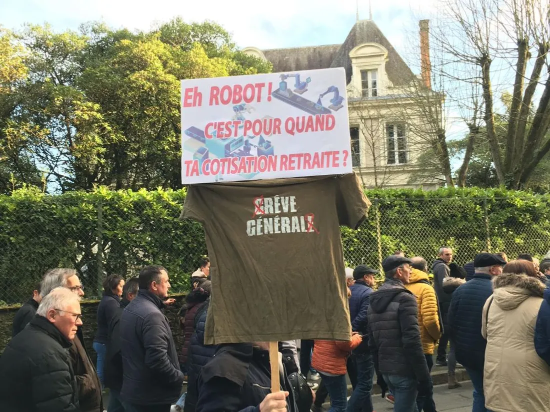 Pancarte robot manif retraite Segré_31 01 23_AVC