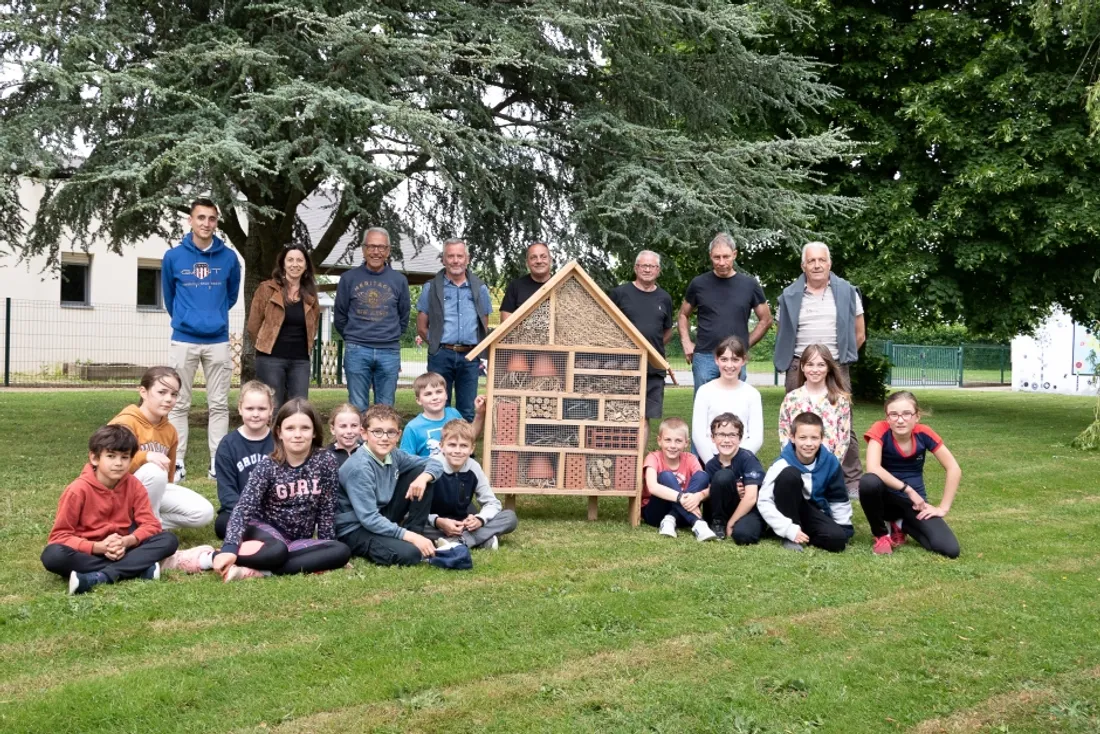 Les élèves de l'école primaire de Louvaines devant le nichoir qu'ils ont aménagé. 