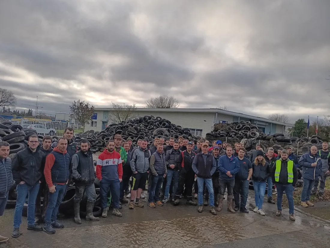 Sous préfecture Château-Gontier pneus manif agriculteurs_30 01 23_Marie Chevillard