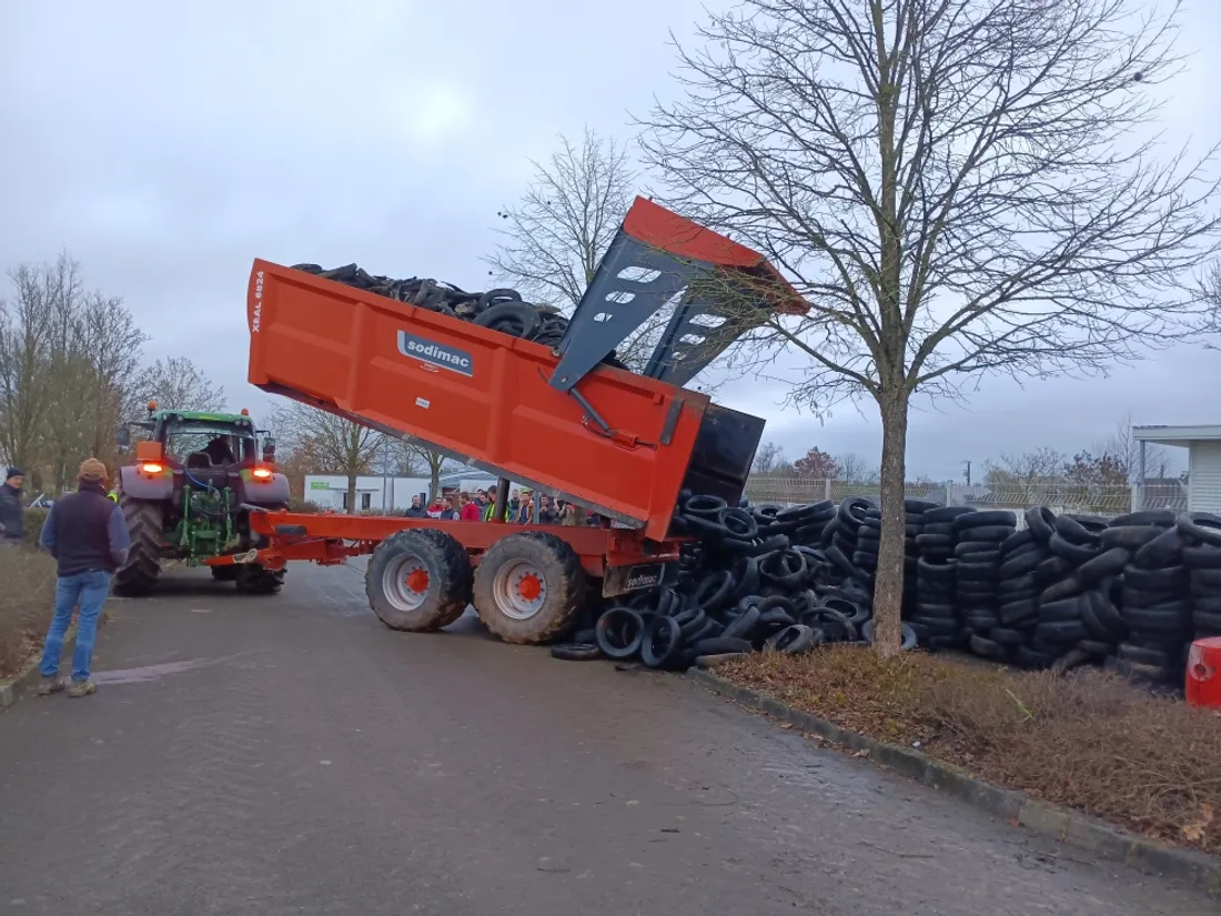 Sous préfecture Château-Gontier pneus manif agriculteurs manip_30 01 23_Marie Chevillard