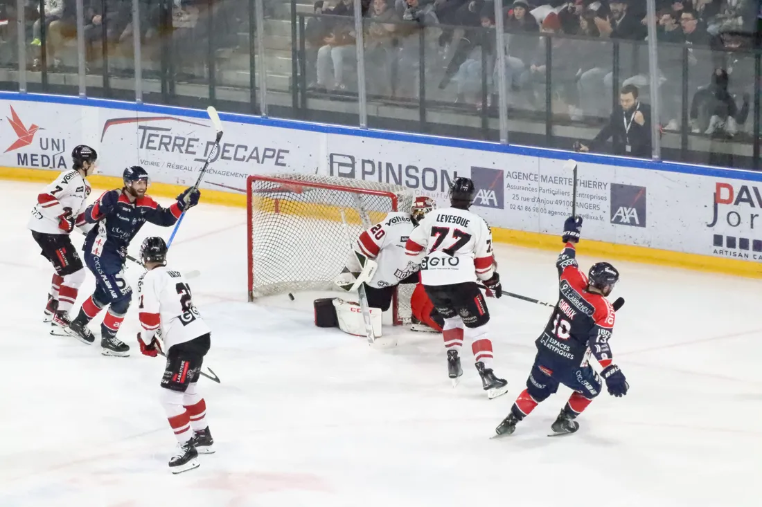 Tommy Giroux et les Ducs d'Angers célébrant leur but face aux Boxers de Bordeaux