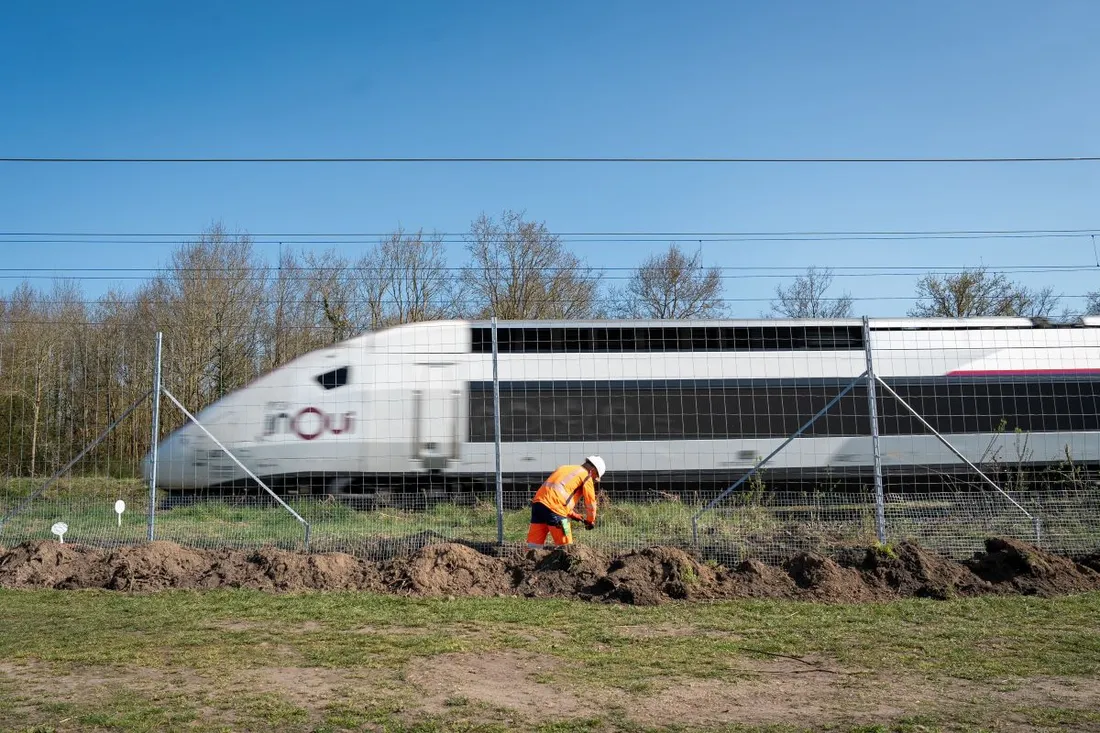 Travaux clôture train_24 09 26_RegionPaysdelaLoireJ.Sarago