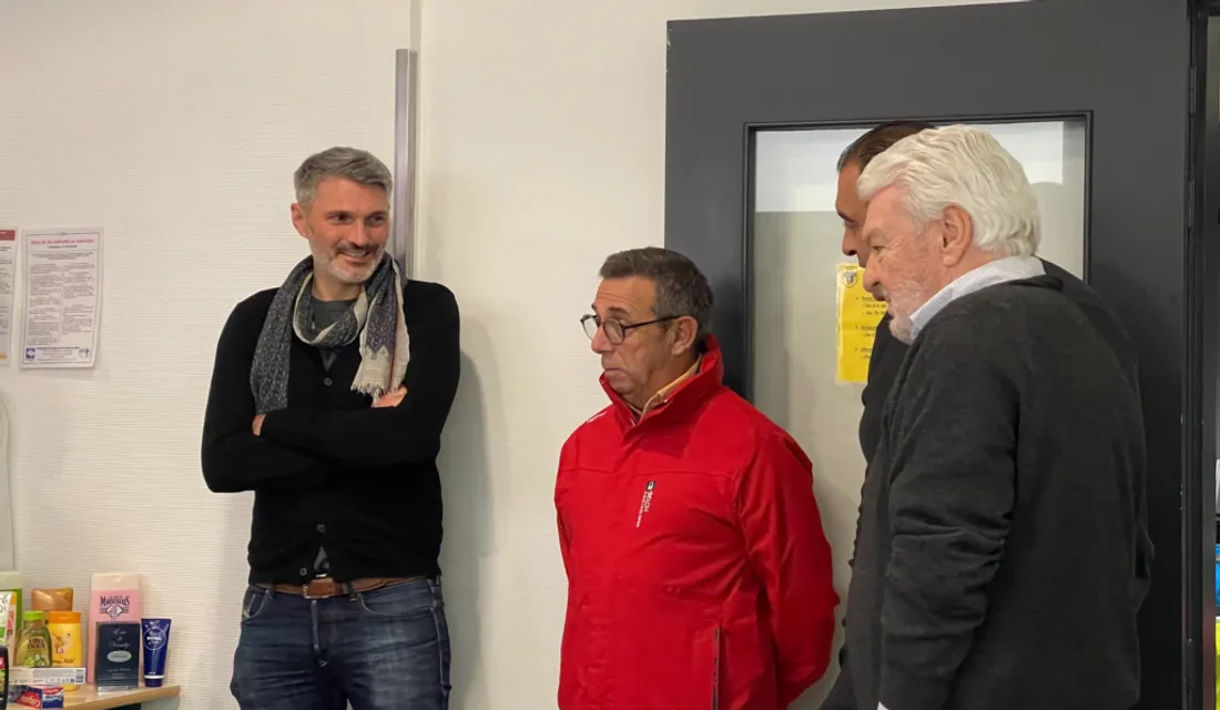 Vincent Mesones, ici avec des bénévoles de la Banque Alimentaire, lors d'une collecte au centre.