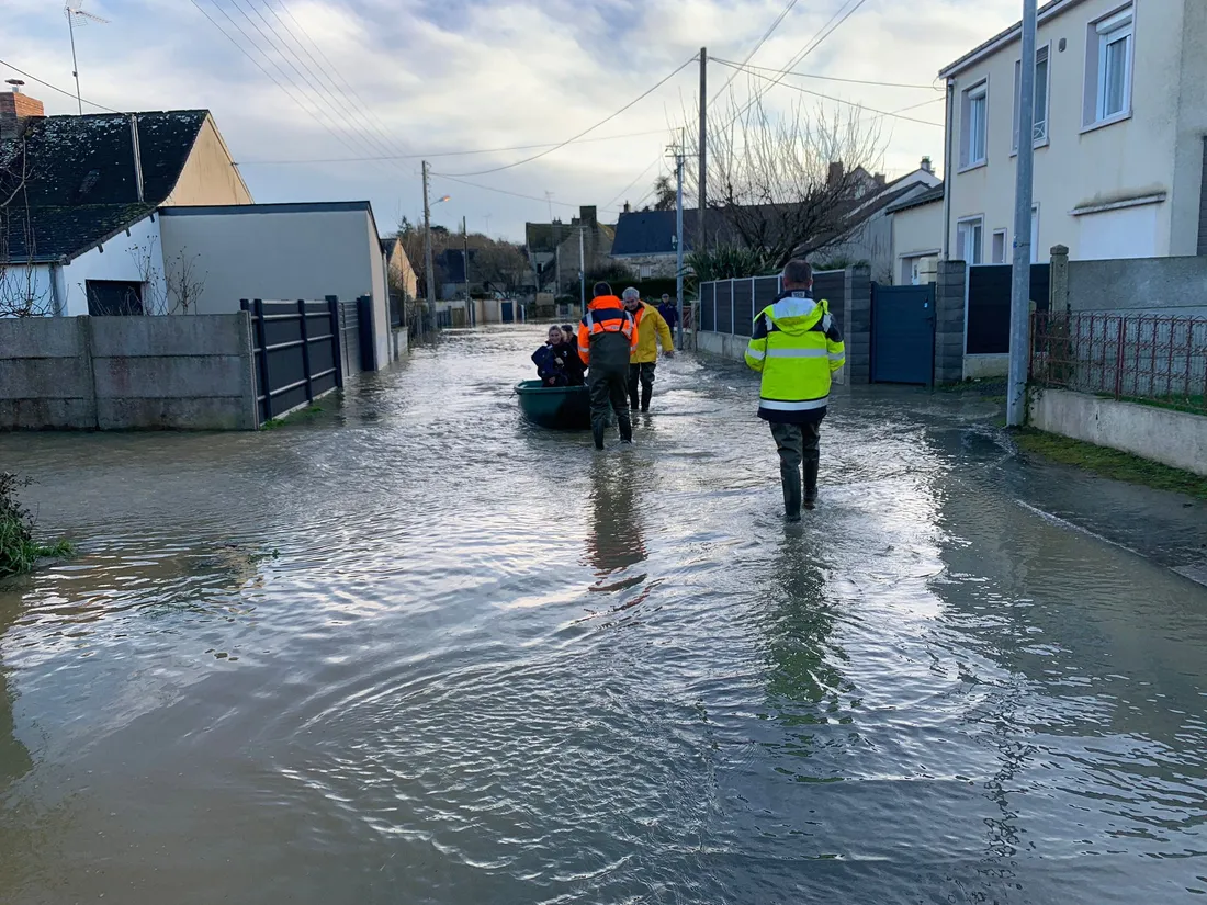 L'eau monte toujours à Saint-Aubin-du-Pavoil.