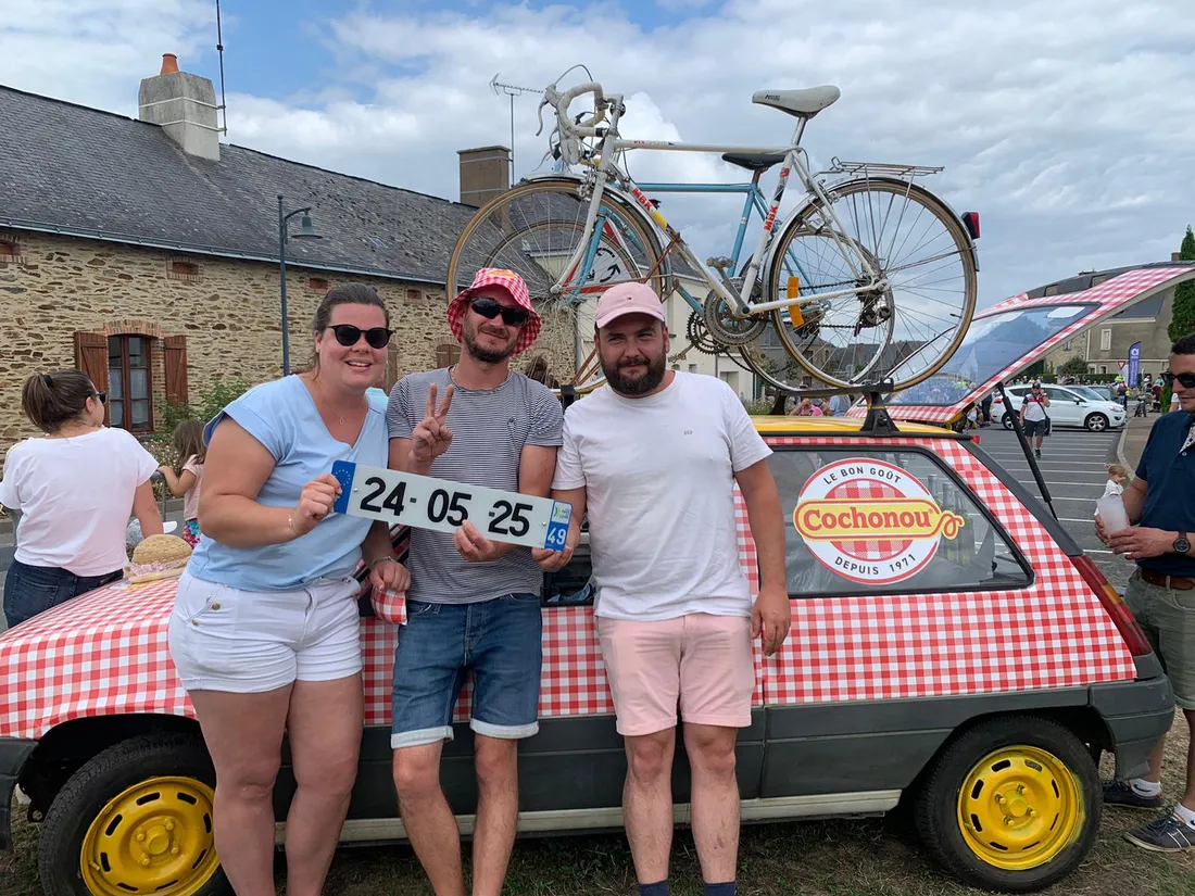 Alexandre, Caroline et Jonathan dans le thème du Tour de France avec leur voiture Cochonou.