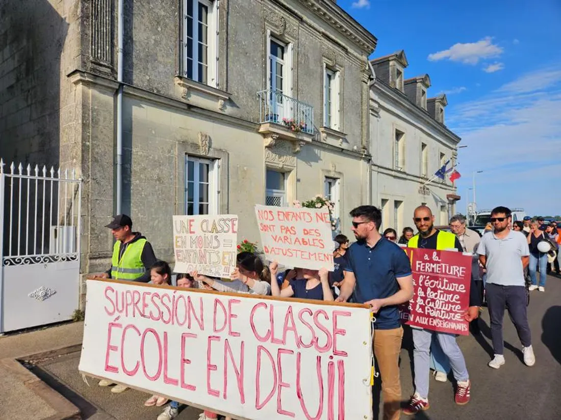 Manif Ecole Sternes St-Mathurin_28 04 26_DR