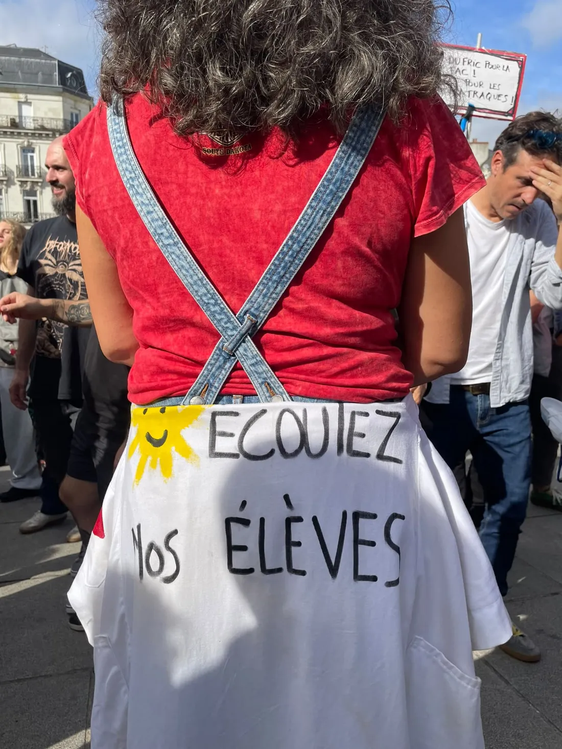 Céline Enseignante Manif Lycée_13 10 26_AVC