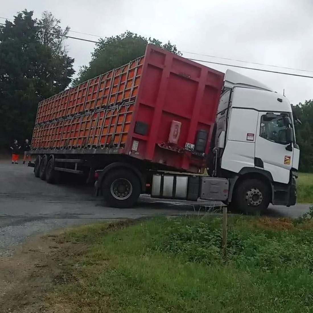 camion portefeuille voie communale Azé_20 05 22_DR