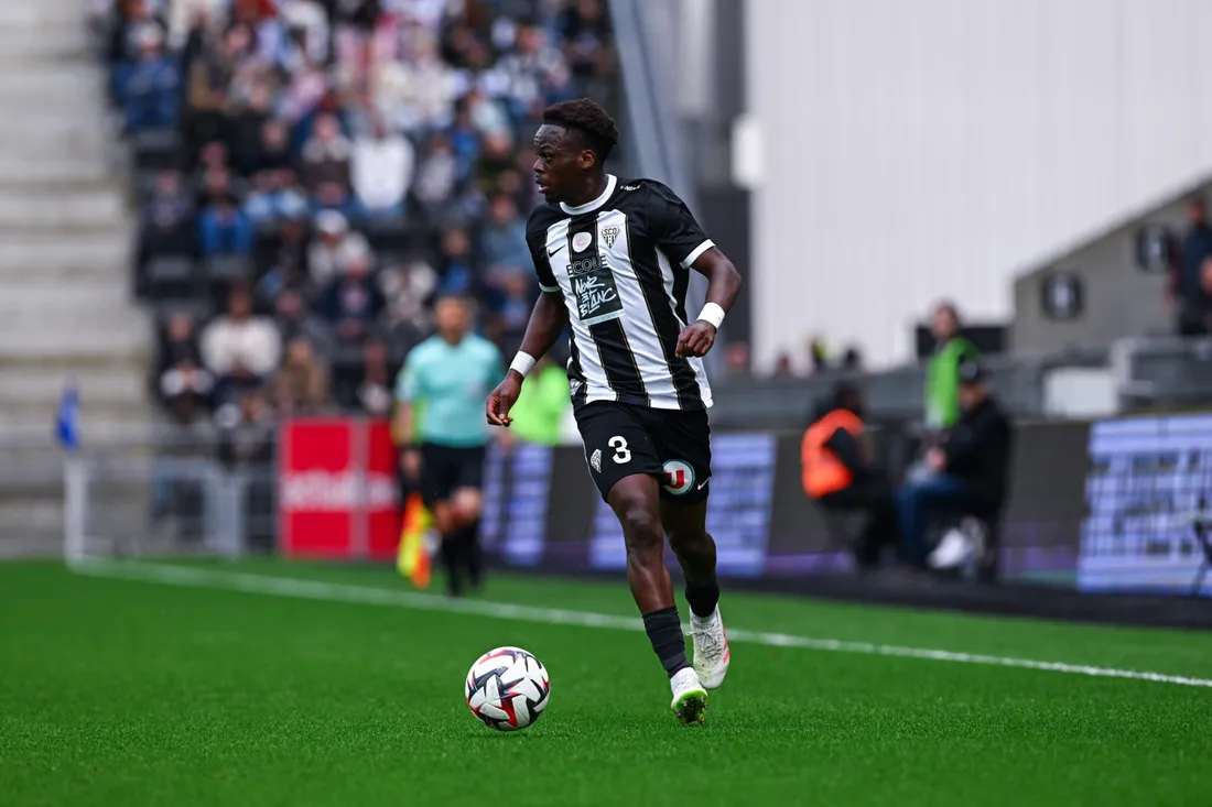 Jacques Ekomié file en Angleterre.